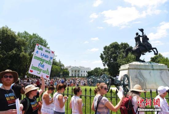   當地時間6月30日，數千名美國民衆聚集在白宮外舉行示威活動，抗議川普政府強制實行“零容忍”政策，迫使衆多非法入境者家庭“骨肉分離”。中新社記者 刁海洋 攝