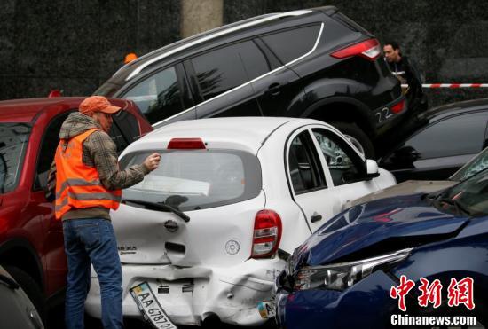 乌克兰发生交通事故 约17辆车连环相撞
