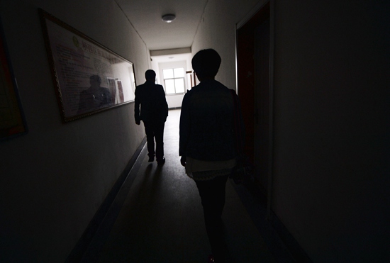 石家庄办理离婚登记的夫妻,女方一直脚步迟疑地跟在男方后面。