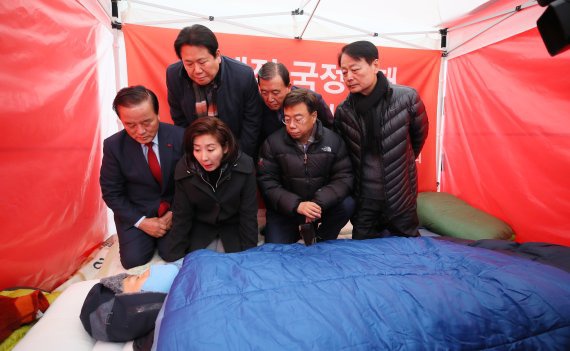  27日白天，自由韩国党议员探望绝食中的黄教安。（fnnews网站）