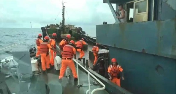  台当局“澎湖海巡队”强行登上大陆渔船