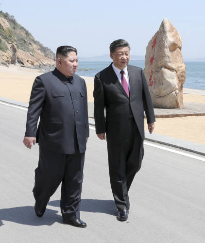2018年5月8日，习近平同朝鲜劳动党委员长金正恩在大连举行会晤。（新华社）