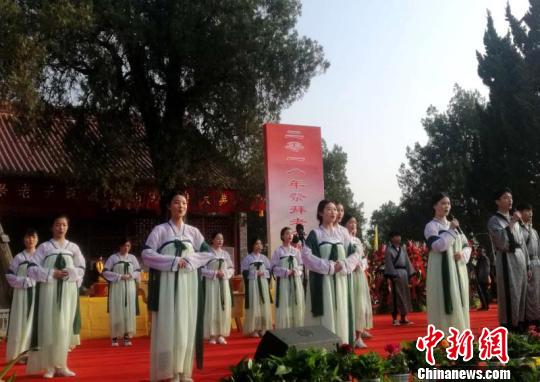 图为拜典现场演出人员齐颂《道德经》 刘鹏 摄