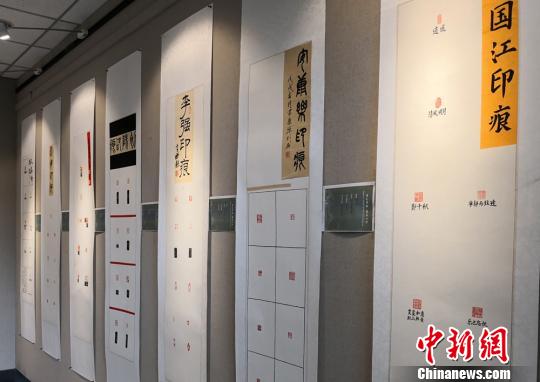 图为展出的学生的作品。 刘玉桃 摄
