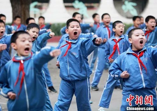 学生进行课间操 图文无关 中新社发 韦亮 摄