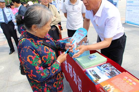伊春市在“法治建设年”宣传周开展反邪教宣传