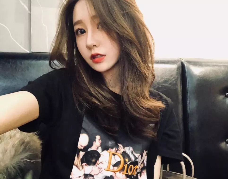 抖音一姐又换人?加她好友要3万,唱歌难听像