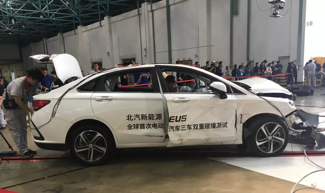 史上最“倒霉”的北汽EX3,1秒钟被撞两次,却有意外惊喜