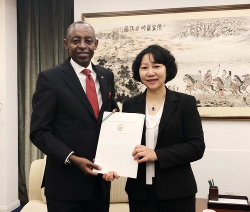 外交部礼宾司副司长李安容分别接受卢旺达和泰