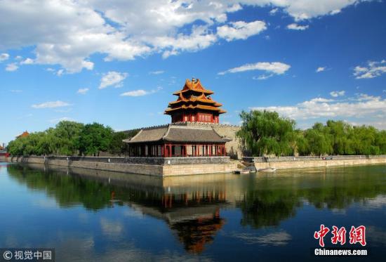 资料图:蓝天白云下的故宫角楼风景如画。 图片来源:视觉中国 资料图:蓝天白云下的故宫角楼风景如画。 图片来源:视觉中国