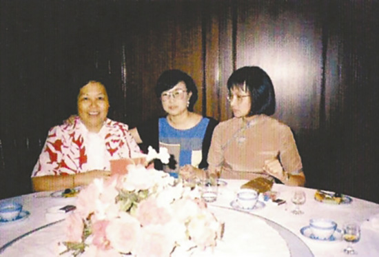 当年饭局留影,王光英夫人(左一)与金庸夫人(右一)。华西都市报 图