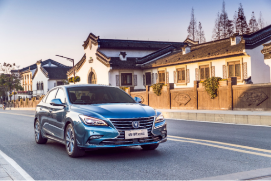 同是因品牌向上而生，睿骋CC以细节取胜