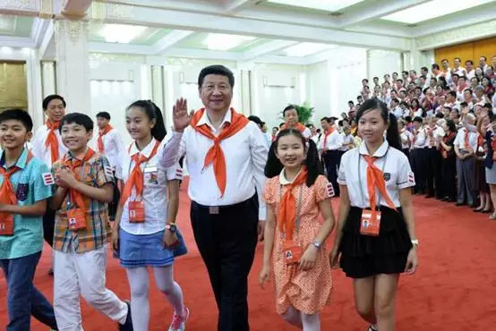  2015年6月1日，中国少年先锋队第七次全国代表大会在北京开幕。这是习近平来到人民大会堂，与代表们合影留念。