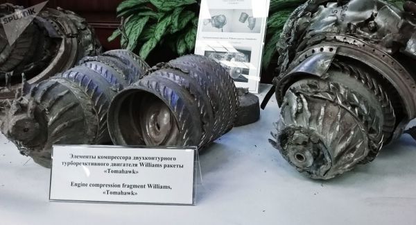 俄总参谋部25日展示的美国对叙发射的“战斧”巡航导弹残骸(俄罗斯卫星通讯社)