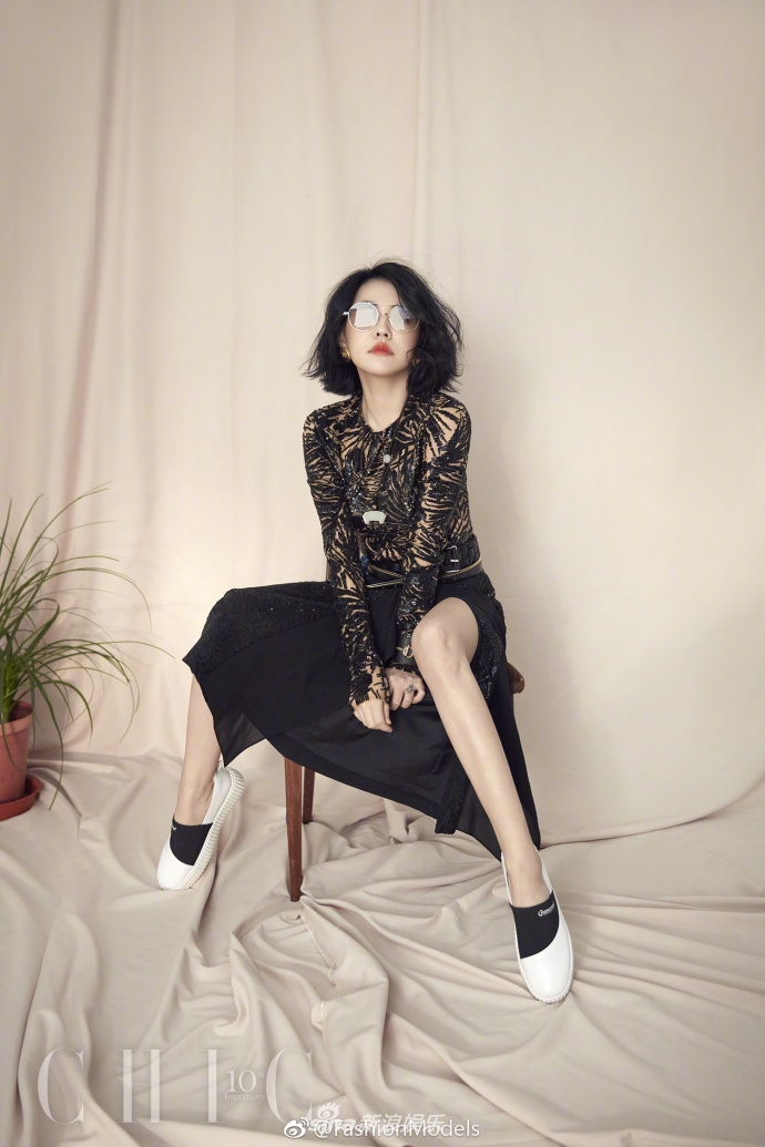 小S登封面性感美艳 辣妈大玩撞色飞扬洒脱