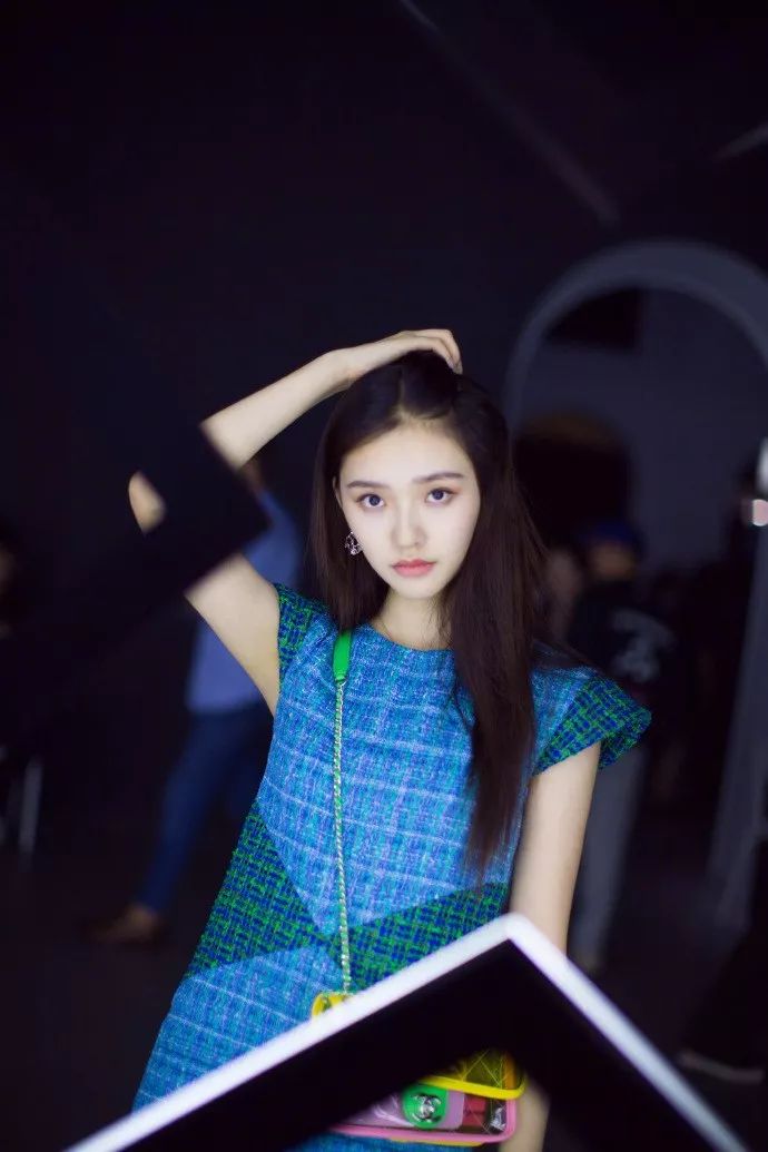 自从看了林允关晓彤的微博小号,我好像对她们