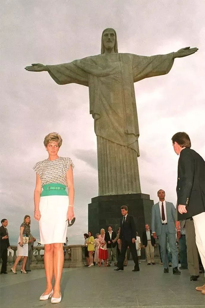 In front of the monument of Christ the Redeemer in Rio de Janeiro， Brazil，1991