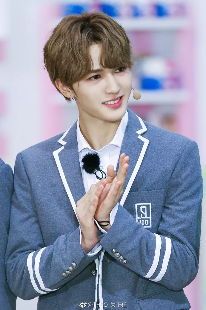 如果抹口红就是娘,那朱正廷的腹肌又代表什么?