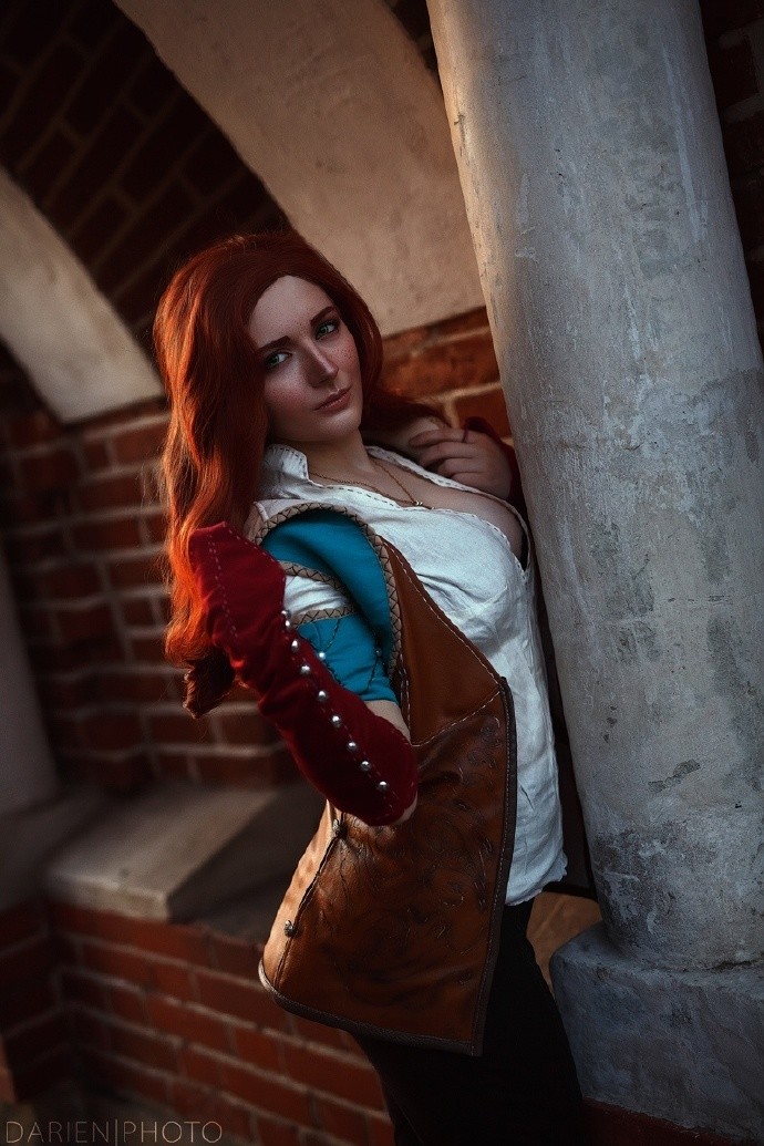 国外妹子Cos《巫师3》特莉丝美图 身材傲人风