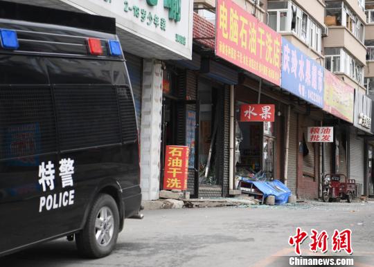 事故发生后,当地应急办、公安、消防、燃气等单位人员迅速赶赴现场,紧急开展应急处置工作。 张瑶 摄 长春市双阳区一居民楼发生爆炸致4人受伤