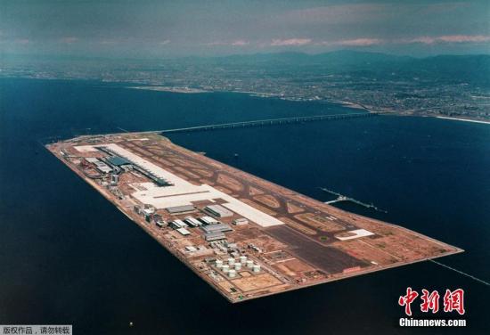 关西国际机场是填海造陆而成的人工岛机场，它同时也是一座大型海上国际机场。关西机场在大阪南部填海而造，并于1994年投入使用，是京都-大阪-神户都市区的重要国际机场。据悉，如果机场跑道等浸水设施以及联络桥的修复要花费较长时间的话，利用关西机场访日的外国游客或将减少，对日本旅游业造成打击。（资料图）