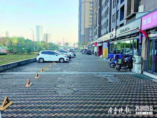 由于高空拋物頻發(fā),17號樓門頭房前的車位無人敢停。