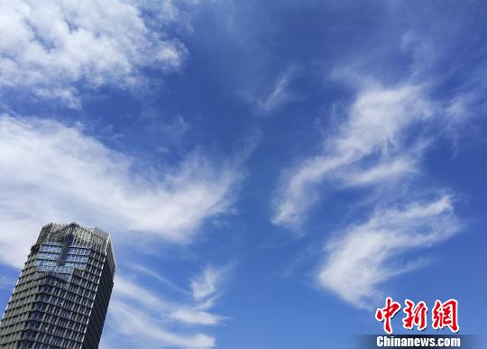 资料图:2018年8月17日的郑州市区蓝天白云,十分悦目。 刘鹏 摄