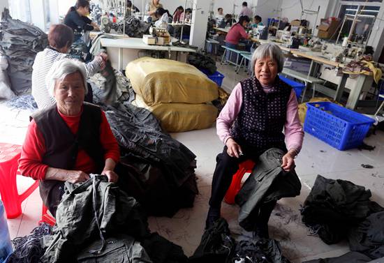 75岁的陪读奶奶，每天剪线头攒钱买鸡块给孙子 视觉中国供图