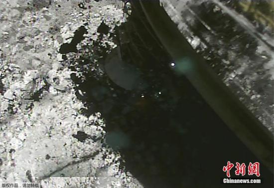 资料图:当地时间11月12日,日本文部科学相萩生田光一称,宇宙航空研究开发机构(JAXA)的探测器“隼鸟2号”13日将从小行星“龙宫”出发飞往地球。预计将于2020年12月前后返回。