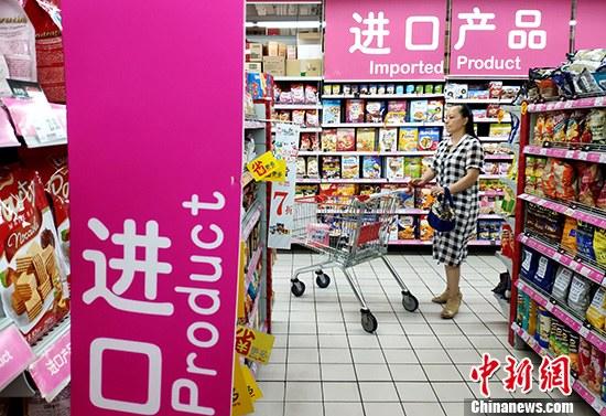 图为福州市民在超市挑选进口商品。（资料图） 中新社记者 吕明 摄