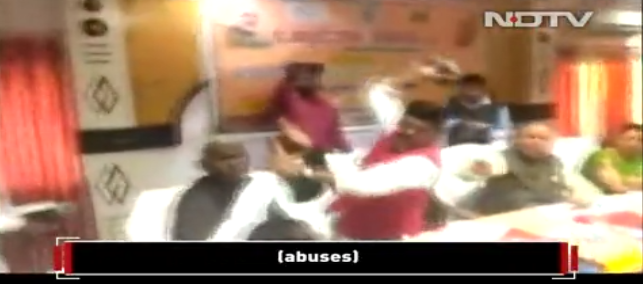 【蜗牛棋牌】为了一块石头 印度两名议员当记者面抡鞋互殴(图)