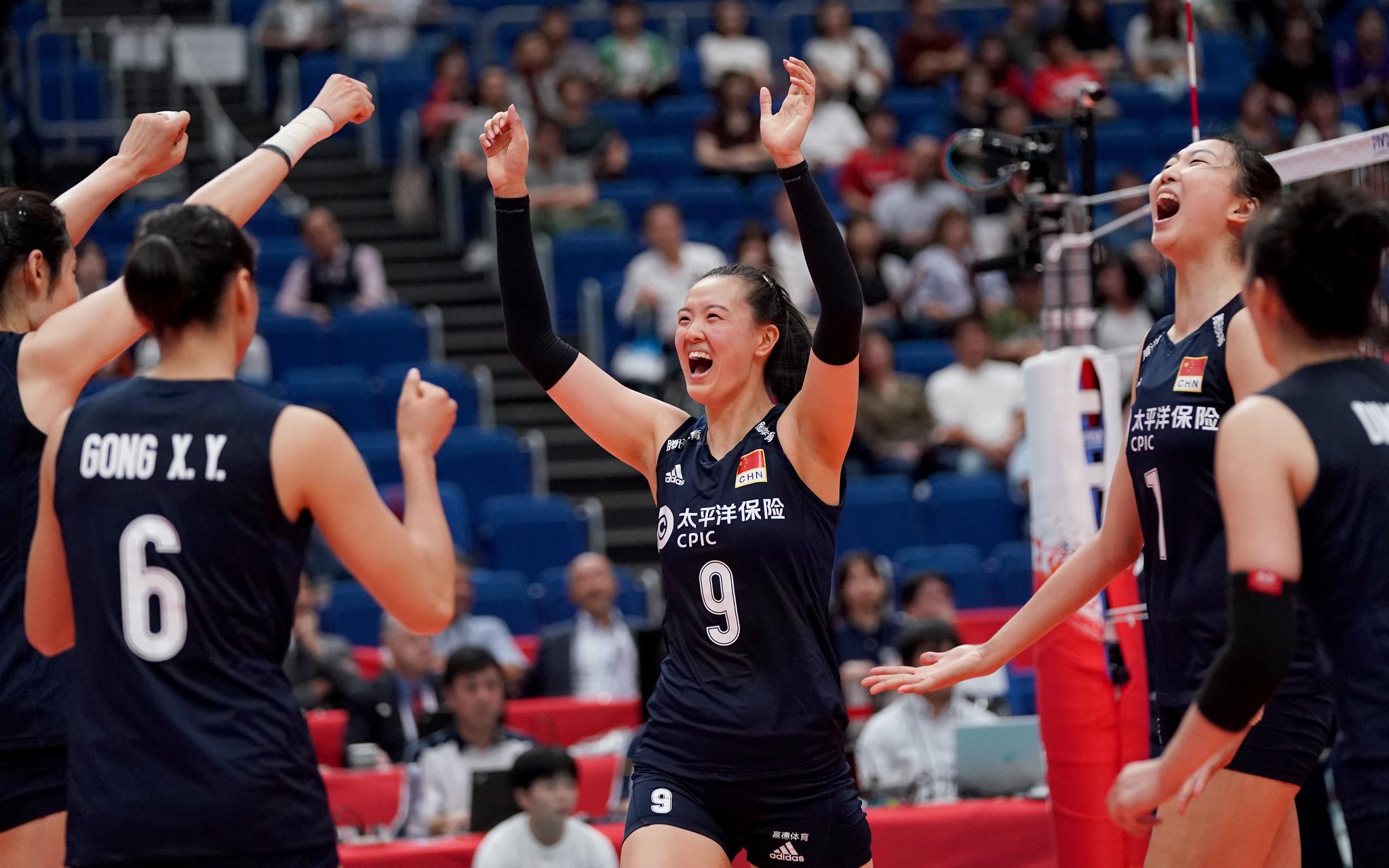 女排姑娘们庆祝得分。 图/Osports