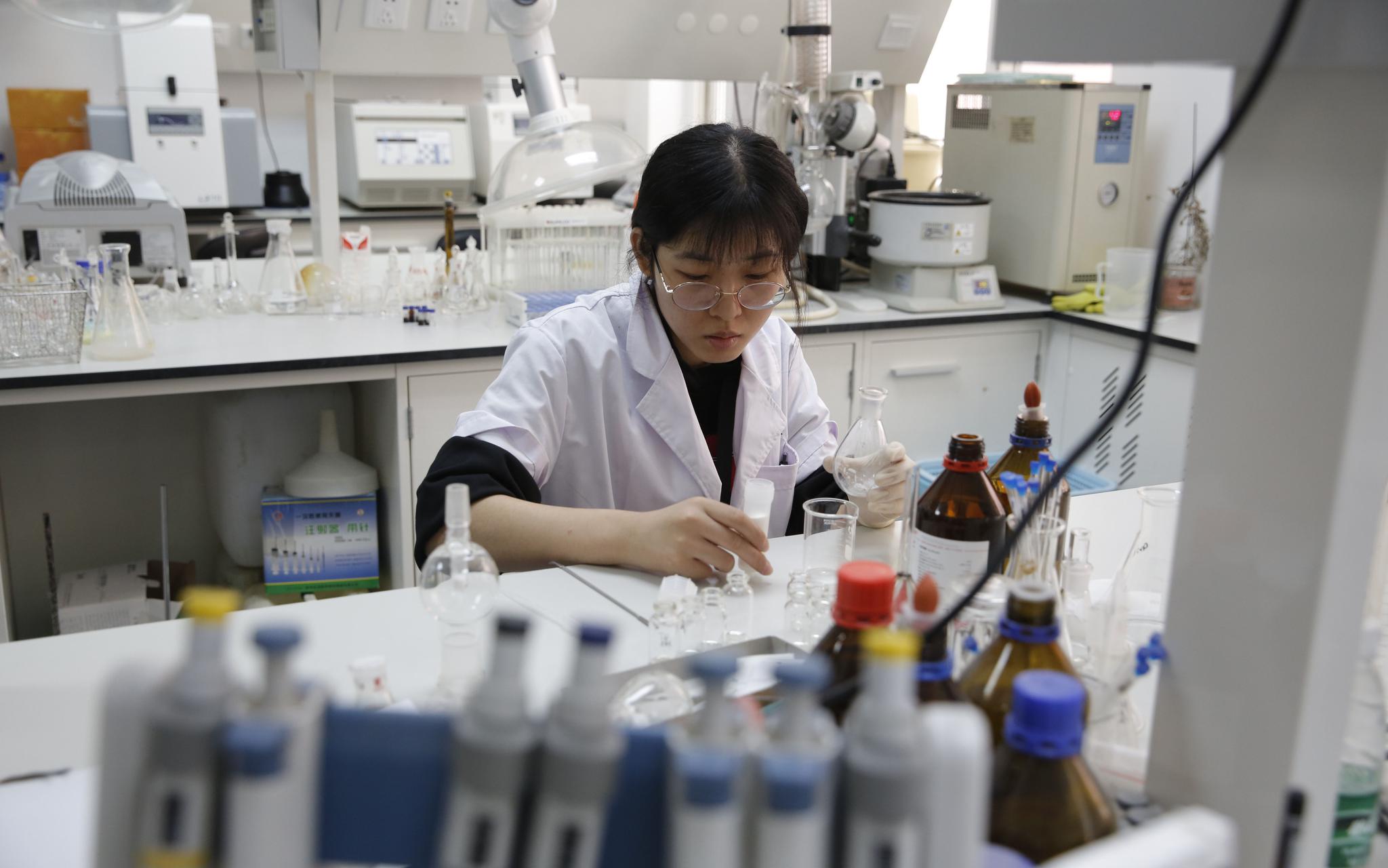 屠呦呦青蒿素实验室，研究人员在实验室内做实验。 　　新京报记者 侯少卿 摄
