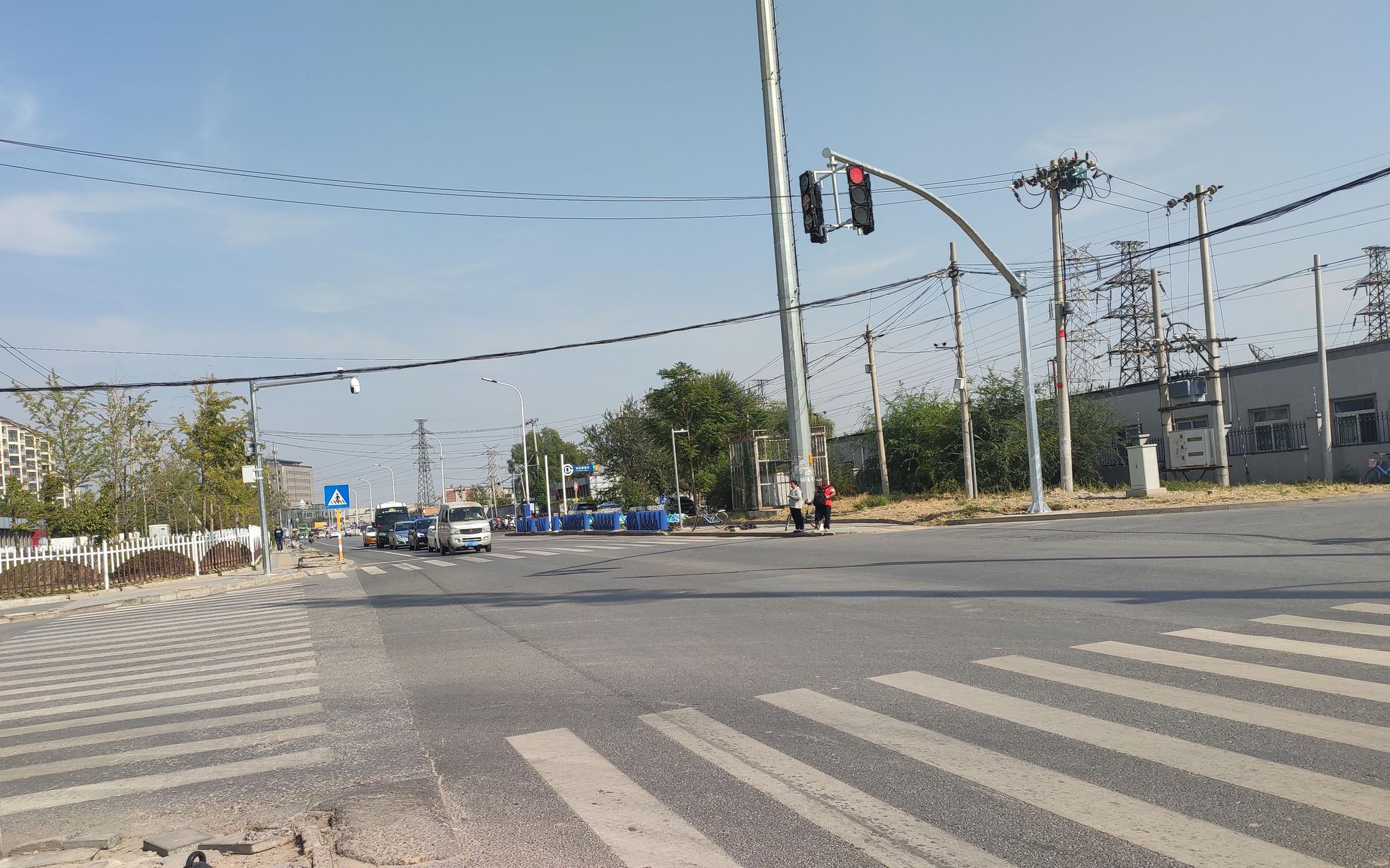 北京霍营地铁站旁丁字路口已装红绿灯明显改善交通秩序