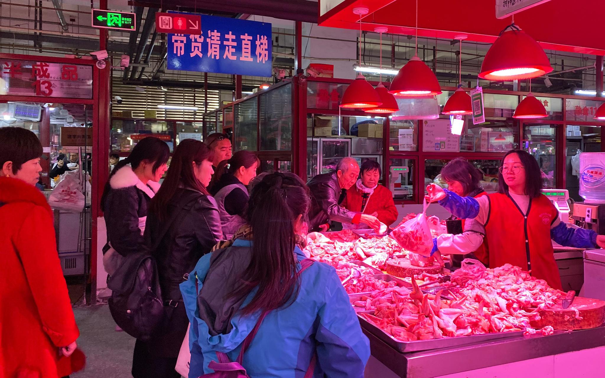 新发地市场鸡肉大厅。新京报记者 景啸尘 摄