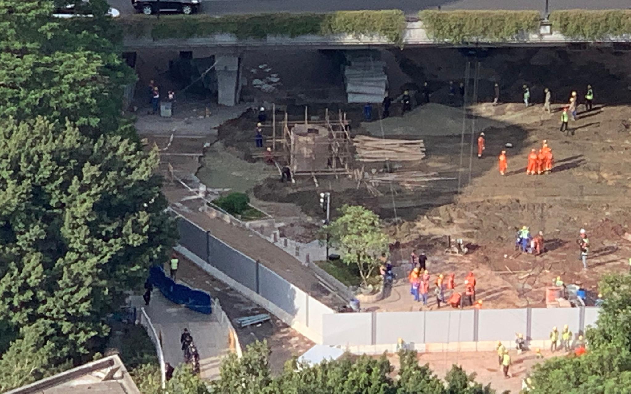  坑洞大部分已回填，仅留有钢护筒向深处救援。新京报记者 蒋鹏峰 李阳 摄