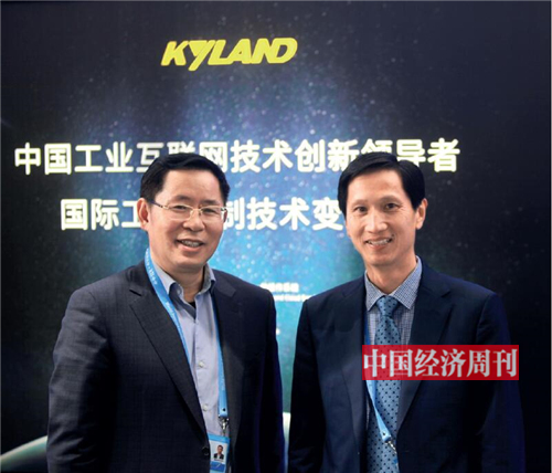 东土科技董事长李平（右）与用友软件董事长王文京在第五届世界互联网大会上。（《中国经济周刊》记者 陈惟杉 摄）