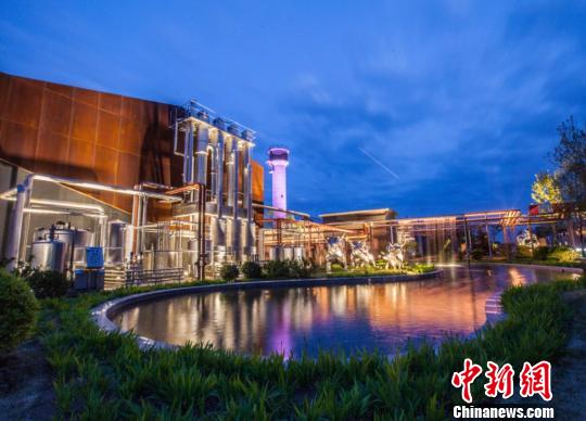 改造后的 E9区创新工场夜景。园区供图