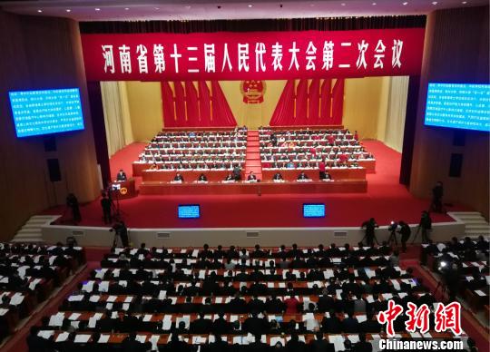 1月18日，顾雪飞在河南省十三届人大二次会议上作工作报告。　董飞　摄