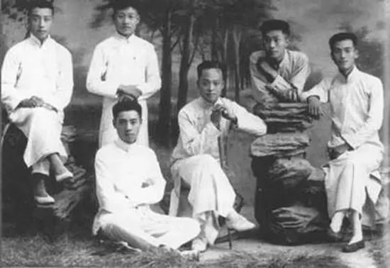  1916年，周恩来（前排左一）就读南开学校（即现在的南开中学）时与同学的合影。