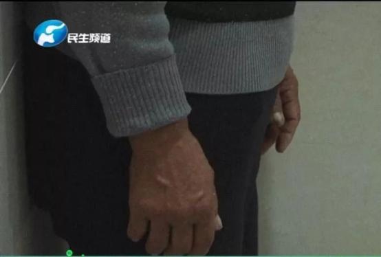 体验金娱乐场真人 - 奔驰追尾公交车辱骂推搡后逃逸,警察鸣枪警告