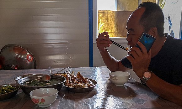 林金盾在农场吃午饭 摄影:翟星理