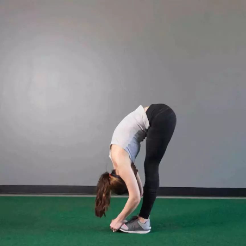 许多跑友在跑后经常做的拉伸动作大致有这么几种: 小腿拉伸,放松长