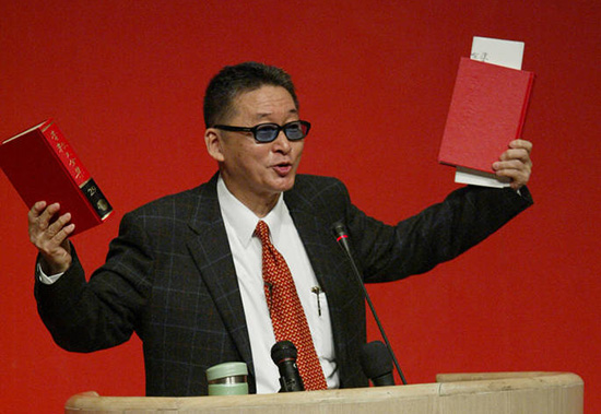 2005年9月26日,上海,台湾著名作家李敖在复旦大学发表演讲时展示自己的著作。澎湃新闻 资料图
