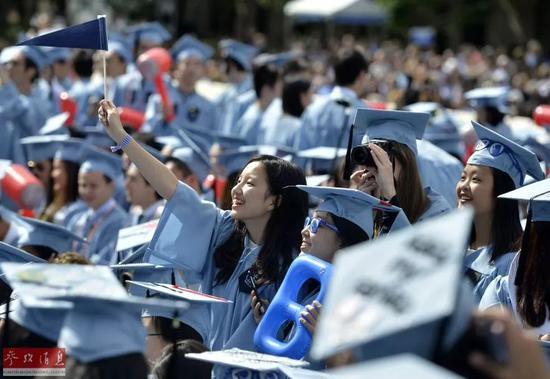 資料圖片:2015年5月20日,幾名來自中國的學生現身哥倫比亞大學畢業典禮。