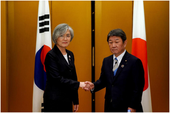 日本外相茂木敏充(右)與韓國(guó)外長(zhǎng)康京和/圖自路透社