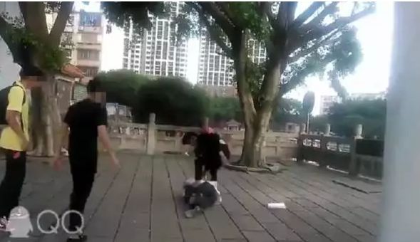 【可恶】令人发指!疯传广西社会锁头哥残忍