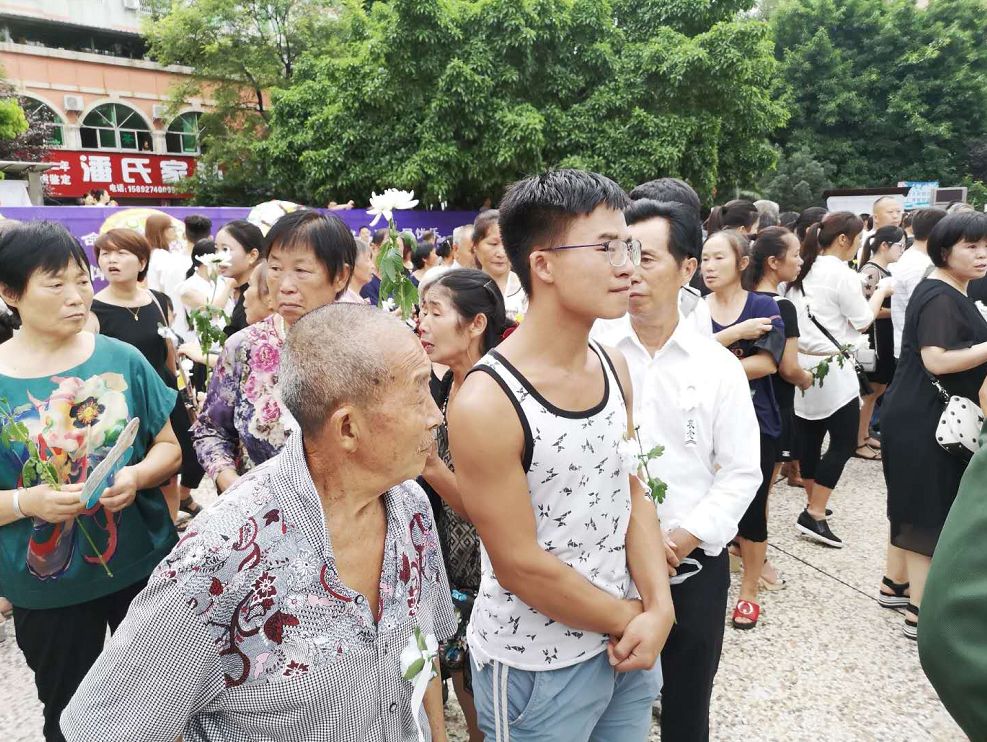 战友、乡亲们:英雄走好!让我送你们最后一程!