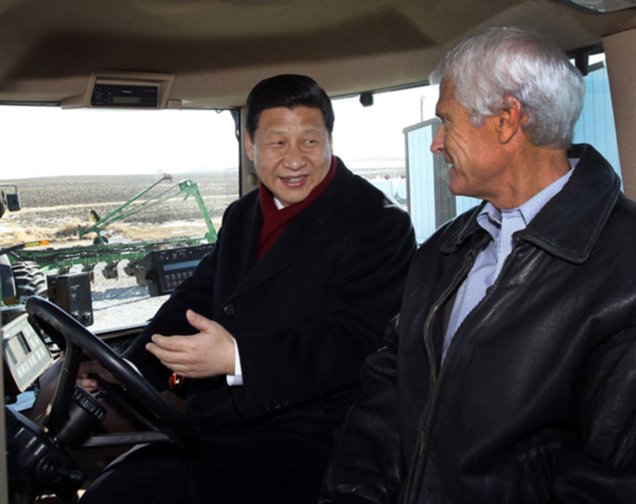 2012年2月16日,时任中国国家副主席的习近平在美国金伯利农场参观。这是习近平在农场主金伯利的陪同下操作其农用机械。新华社记者兰红光摄