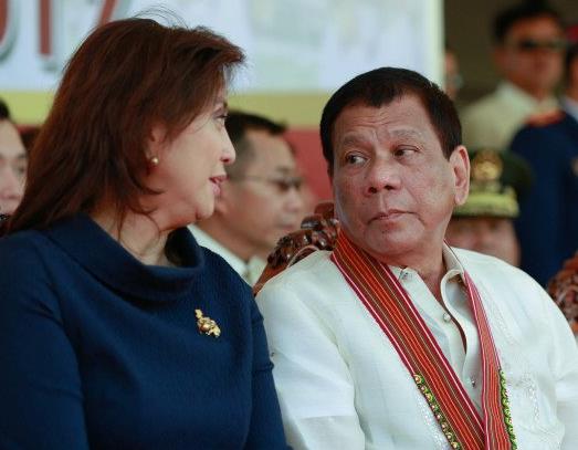 杜特尔特与罗布雷多（图源：《菲律宾问讯者报》）